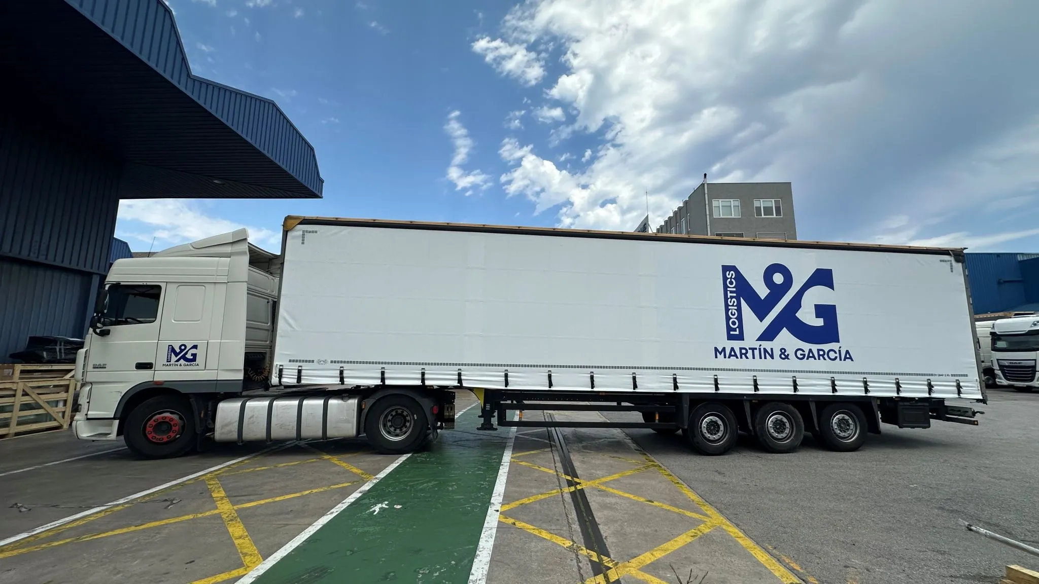 Camión articulado de la flota propia de Martín & García e Hijo en un muelle de carga logístico realizando operativa B2B.