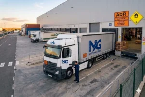 Un moderno camión articulado de la flota propia de M&G Martín & García e Hijo con remolque para transporte nacional y logística industrial para ADR.
