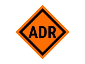 Logotipo oficial de transporte de mercancías peligrosas ADR para servicios logísticos industriales.