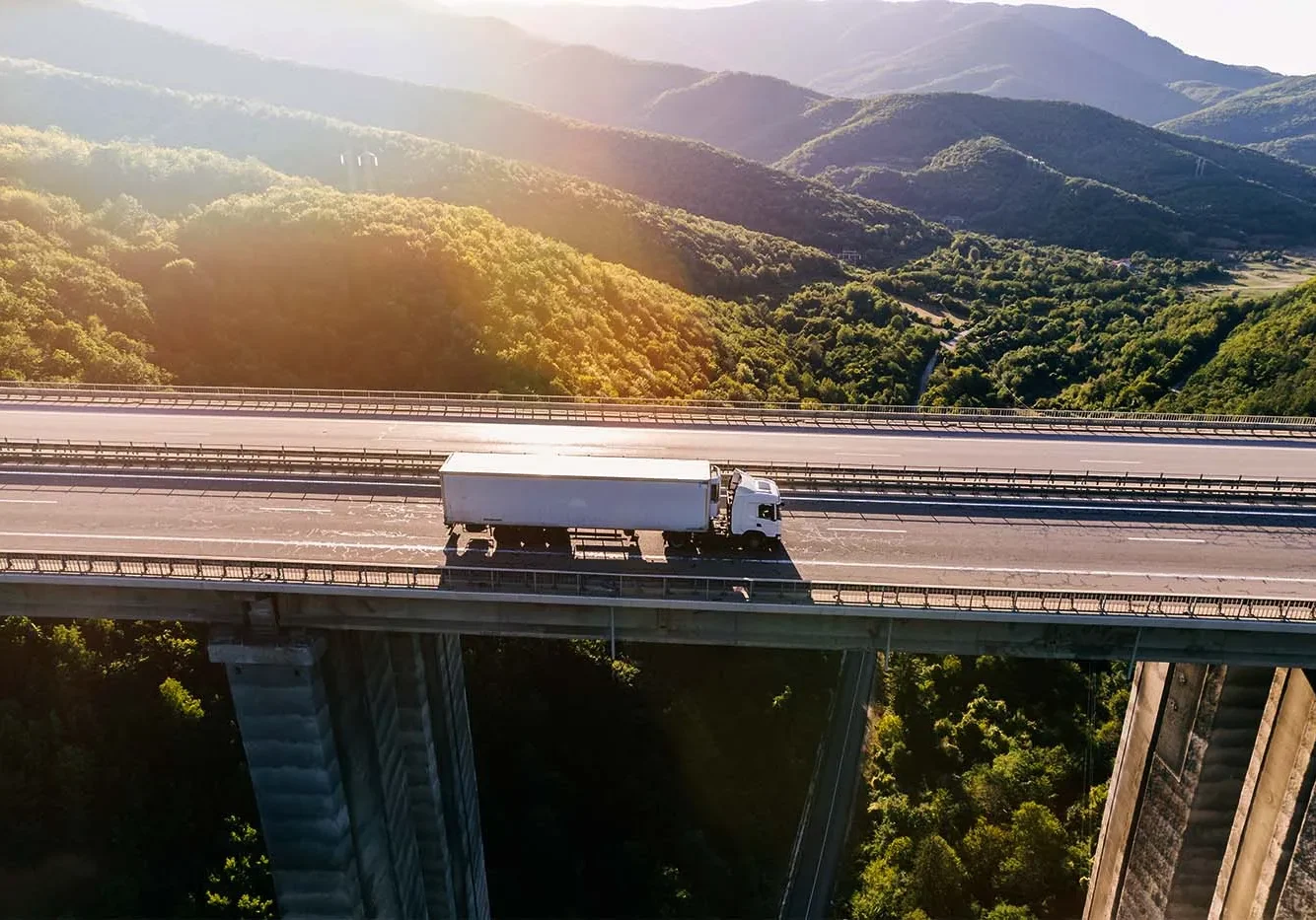 Tráiler de Martin & Garcia e Hijo cruzando un viaducto en ruta nacional por España.