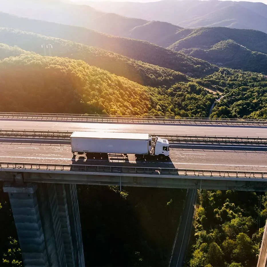 Tráiler de Martin & Garcia e Hijo cruzando un viaducto en ruta nacional por España.