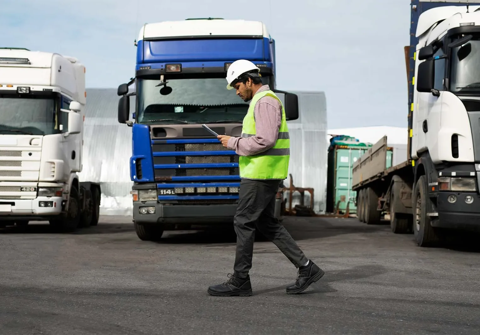 Gestor logístico de Martín & García coordinando la flota de camiones para transporte industrial nacional mediante tecnología digital.