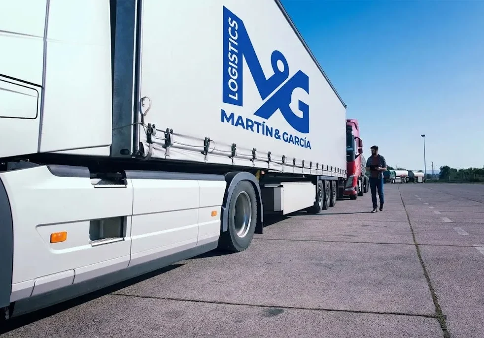 Tráiler de Martin & Garcia e Hijo con logotipo corporativo para servicios de logística y transporte.