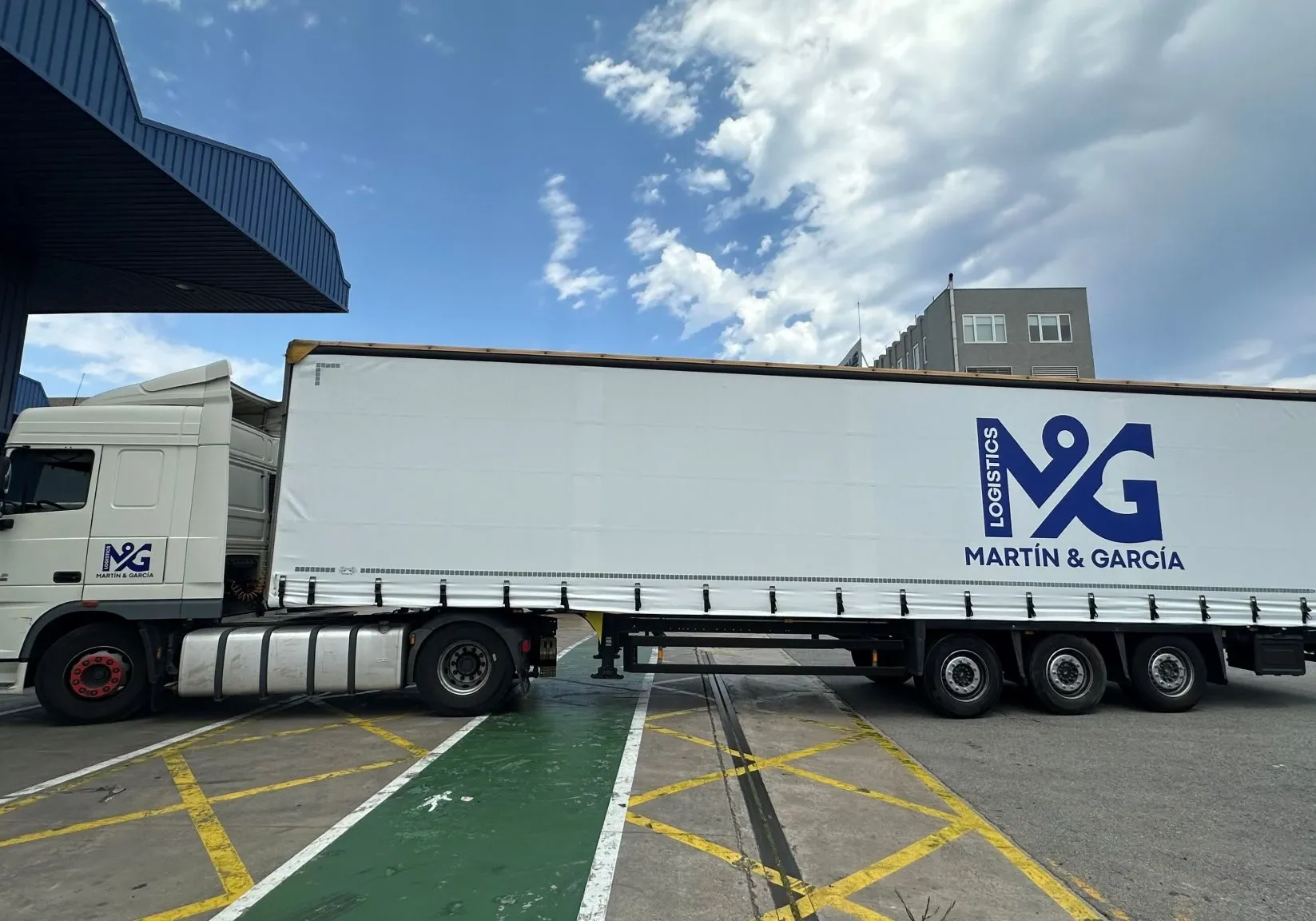 Camión articulado de la flota propia de Martín & García e Hijo en un muelle de carga logístico realizando operativa B2B.