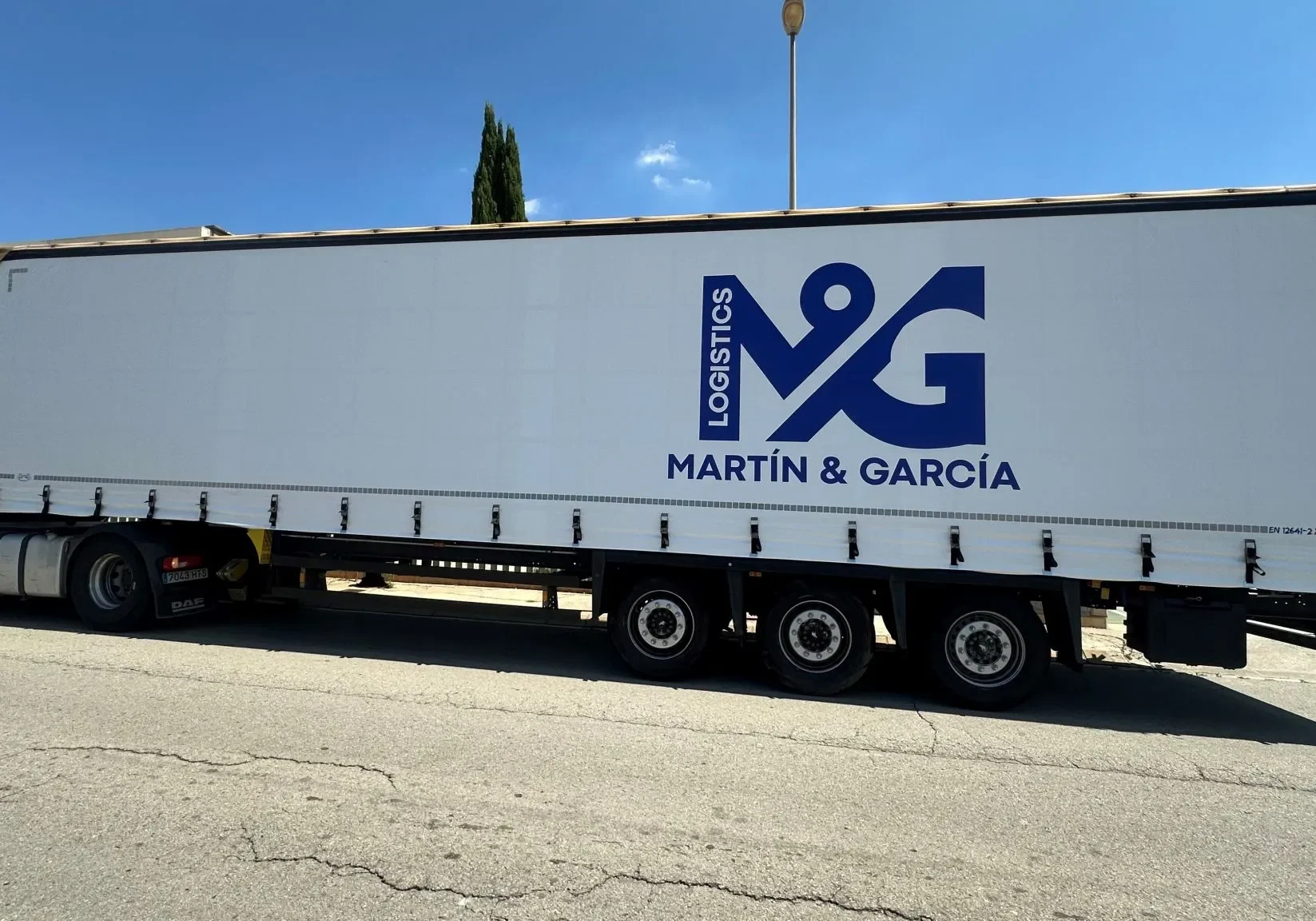 Tráiler articulado de la flota propia de Martín & García para transporte de mercancías por carretera y logística nacional.